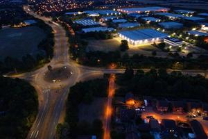 nattflygfoto över brittiska motorvägar med upplysta vägar och trafik foto
