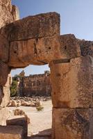 romerska ruiner i staden Baalbek, Libanon foto