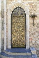 jaffa, israel, 2018 - gyllene dörr med invecklad dekoration i jaffa, Israel foto