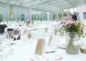 tillverkad tabeller med blommor och vinglas foto