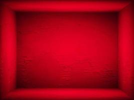 röd lutning vägg. tom studio rum. enkel studio bakgrund foto