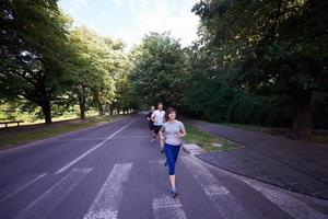 människor grupp joggar foto