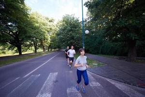 människor grupp joggar foto