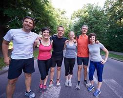 människor grupp joggar foto