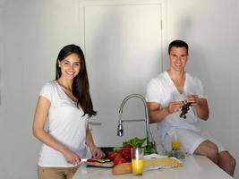 Lycklig ung par i kök foto