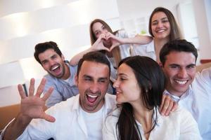 grupp av vänner tar selfie foto