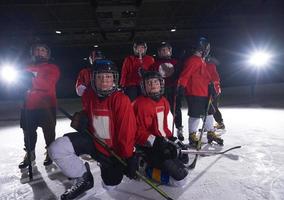 Lycklig barn grupp hockey team sport spelare foto