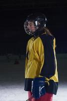 tonåring flicka is hockey spelare porträtt foto