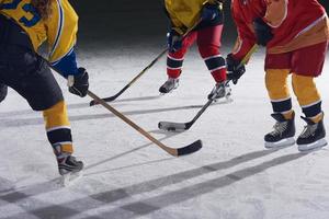 tonåring is hockey sport spelare i verkan foto