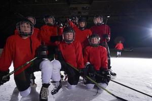 Lycklig barn grupp hockey team sport spelare foto