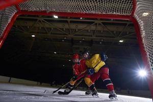 tonåring is hockey sport spelare i verkan foto