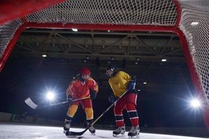 tonåring is hockey sport spelare i verkan foto