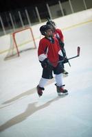 barn is hockey spelare på bänk foto