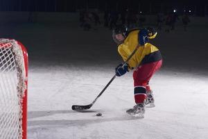 tonåring is hockey spelare i verkan foto