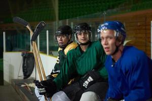 is hockey spelare på bänk foto