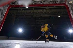 tonåring is hockey spelare i verkan foto