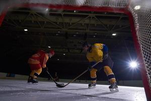 tonåring is hockey sport spelare i verkan foto