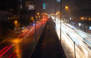 defocused bild av stadsbild av bangkok på natt med trafik sylt i regnig dag foto