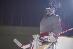 is hockey spelare på bänk foto