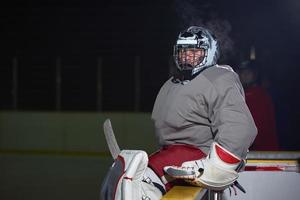 is hockey spelare på bänk foto