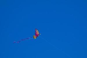 färgrik drake flygande under de blå himmel foto