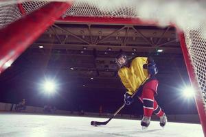 tonåring is hockey spelare i verkan foto