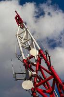 röd och vit telekommunikation torn foto