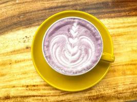 skön kopp av taiwanese taro mjölk dryck med latte konst foto
