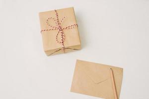 jul presenterar gåva låda och kuvert. samling i vintage, rustik, gör-det-själv stil foto
