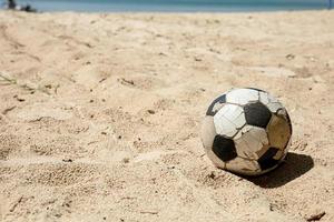 enda boll på de strand med ingen. bruten klassisk boll på de sand. abstrakt av hobby och sporter liv. foto