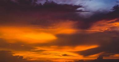 abstrakt molnig bakgrund, skön naturlig ränder av himmel och moln, röd himmel på solnedgång foto