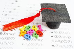 matematiskt nummer med examen gap hatt på svarsbladet test val för att lära sig matematik, utbildning matematik koncept. foto