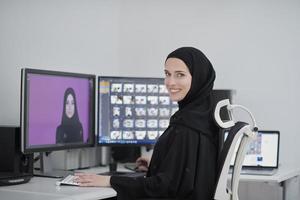 muslim kvinna grafisk designer arbetssätt på dator använder sig av grafisk läsplatta och två monitorer foto