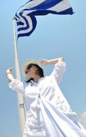grekisk kvinna på de gator av oia, santorini, grekland foto