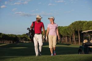 par gående på golf kurs foto