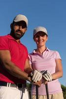 porträtt av par på golf kurs foto
