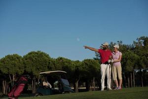 porträtt av par på golf kurs foto