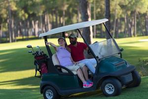 par i buggy på golf kurs foto