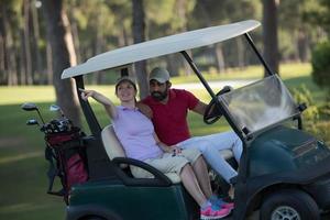 par i buggy på golf kurs foto