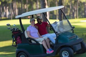 par i buggy på golf kurs foto