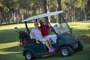 par i buggy på golf kurs foto