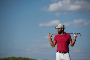 stilig mitten östra golf spelare porträtt på kurs foto