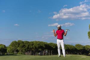 stilig mitten östra golf spelare porträtt på kurs foto