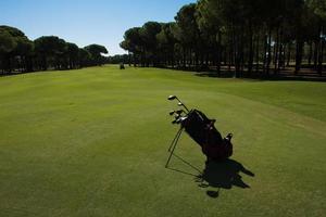 golf väska på kurs foto