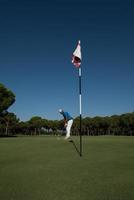 golf spelare slå skott på solig dag foto