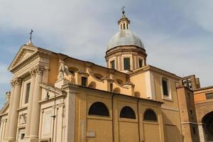 stor kyrka i centrum av Rom, Italien. foto