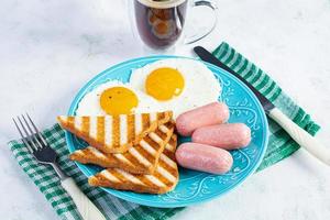 gott frukost med ägg, korvar, skålar och kopp av kaffe. amerikan frukost foto