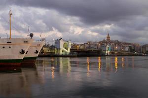 galata torn och galata bro foto