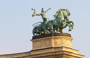 man med en lie från hjältar' fyrkant, budapest, ungern foto