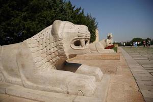 lejon skulptur belägen på de väg av lejon i anitkabir, ankara, turkiye foto